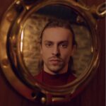 Metin Akdülger Instagram - Kırmızı! Photographer: @baturalpyl Styling: @feraybektass Hair: @tolgaoguzhann Makeup: @akinstayn