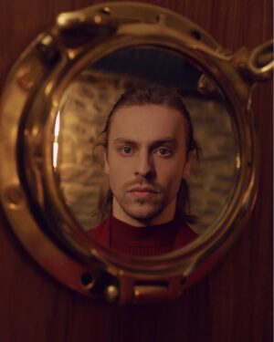 Metin Akdülger Instagram - Kırmızı!
Photographer: @baturalpyl 
Styling: @feraybektass 
Hair: @tolgaoguzhann 
Makeup: @akinstayn