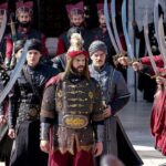 Metin Akdülger Instagram - Hanımlar Beyler, Umarım Hikayemizi sevmişsinizdir, ben böyle bir hikayede Sultan Murad'ı anlatmaya çalıştığım için çok gururlu ve mutluyum. Benim hayatımda çok şey değiştirdi. Beni hiç tanımadığım bir dünya ile tanıştırdı. İçinde beraber kaybolduk. En güzeli ise hikayeyi anlatırken hayatıma çok güzel insanlar çıkardı... Benim için böyle güzel şeyler demek Sultan Murad Han. Umarım ben de onun için güzel bir şey yapabilmişimdir. Yanımda olduğunuz için çok teşekkür ederim.