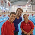 Metin Akdülger Instagram - Size iki yetenekli sporcumuzu tanıtmak istiyorum, Beytullah Eroğlu ve Özlem Kaya. Beytullah Türkiye tarihinde olimpiyat yüzücüleri arasında şimdiye dek en iyi dereceyi almış olan yüzücümüz. Özlem'de çok yoğun bir antrenman sürecinden sonra yüzme dalında ülkemizi Paralimpik Oyunları’nda temsil edecek seviyeye kadar yükselmiş, emin adımlarla ilerleyen müthiş birer sporcu. İnsanlığın her geçen gün çamura battığı bir zamanda tertemiz bir ilham kaynağı ikisi de. Kendileriyle ne kadar gurur duysak az. Şimdi bu duyduğumuz gururu ve desteğimizi onlara gösterme zamanı. Beytullah ve Özlem bugün 2016 Rio Paralimpik Oyunları’ndaki ilk yarışları için havuzda olacaklar. Haydi çocuklar, biz tek yürek olarak sizin arkanızdayız. Başarı için engel yok! #tekbayraktekyurek #teamTR #teamTürkiye #Rio2016 @gencliksporbak @beytullaherglu
