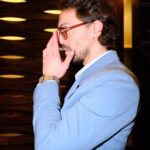 Metin Akdülger Instagram – Sevdiğiniz insanın parlamasına şahit olmak,  ödüllendirildiğinde yüzünde gördüğünüz gülümseme, mutluluğunu paylaşırken onun yanında yürümek; tarifsiz güzellikte şeyler bunlar.🌈 Bu tarifsiz güzelliklerle dolu geceye hazırlanırken bana yardım eden yetenekli insan💙 @zekiyekaradag_ a ve bana güvenen @beymen @paulsmithdesign @cartier ‘e teşekkür ederim.
Bu güzel kareleri çeken güzel insan @jiyankizilboga ‘a ve tüm bunları organize eden @simgebirben ‘ e ayrıca teşekkür ederim, çok şanslı biriyim. ❤🍀
