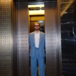 Metin Akdülger Instagram – Sevdiğiniz insanın parlamasına şahit olmak,  ödüllendirildiğinde yüzünde gördüğünüz gülümseme, mutluluğunu paylaşırken onun yanında yürümek; tarifsiz güzellikte şeyler bunlar.🌈 Bu tarifsiz güzelliklerle dolu geceye hazırlanırken bana yardım eden yetenekli insan💙 @zekiyekaradag_ a ve bana güvenen @beymen @paulsmithdesign @cartier ‘e teşekkür ederim.
Bu güzel kareleri çeken güzel insan @jiyankizilboga ‘a ve tüm bunları organize eden @simgebirben ‘ e ayrıca teşekkür ederim, çok şanslı biriyim. ❤🍀
