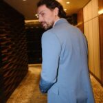 Metin Akdülger Instagram – Sevdiğiniz insanın parlamasına şahit olmak,  ödüllendirildiğinde yüzünde gördüğünüz gülümseme, mutluluğunu paylaşırken onun yanında yürümek; tarifsiz güzellikte şeyler bunlar.🌈 Bu tarifsiz güzelliklerle dolu geceye hazırlanırken bana yardım eden yetenekli insan💙 @zekiyekaradag_ a ve bana güvenen @beymen @paulsmithdesign @cartier ‘e teşekkür ederim.
Bu güzel kareleri çeken güzel insan @jiyankizilboga ‘a ve tüm bunları organize eden @simgebirben ‘ e ayrıca teşekkür ederim, çok şanslı biriyim. ❤🍀