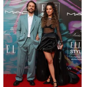 Metin Akdülger Instagram - Sevdiğiniz insanın parlamasına şahit olmak,  ödüllendirildiğinde yüzünde gördüğünüz gülümseme, mutluluğunu paylaşırken onun yanında yürümek; tarifsiz güzellikte şeyler bunlar.🌈 Bu tarifsiz güzelliklerle dolu geceye hazırlanırken bana yardım eden yetenekli insan💙 @zekiyekaradag_ a ve bana güvenen @beymen @paulsmithdesign @cartier 'e teşekkür ederim.
Bu güzel kareleri çeken güzel insan @jiyankizilboga 'a ve tüm bunları organize eden @simgebirben ' e ayrıca teşekkür ederim, çok şanslı biriyim. ❤🍀