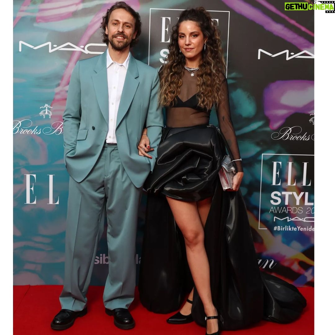 Metin Akdülger - 69.8K Likes - Sevdiğiniz insanın parlamasına şahit olmak, ödüllendirildiğinde yüzünde gördüğünüz gülümseme, mutluluğunu paylaşırken onun yanında yürümek; tarifsiz güzellikte şeyler bunlar.🌈 Bu tarifsiz güzelliklerle dolu geceye hazırlanırken bana yardım eden yetenekli insan💙 @zekiyekaradag_ a ve bana güvenen @beymen @paulsmithdesign @cartier 'e teşekkür ederim.
Bu güzel kareleri çeken güzel insan @jiyankizilboga 'a ve tüm bunları organize eden @simgebirben ' e ayrıca teşekkür ederim, çok şanslı biriyim. ❤🍀