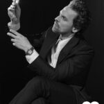 Metin Akdülger Instagram - "Varoluşunu anlamlandırmak istiyorsun ve en anlamlı geldiği yerde sürekli durmak istiyorsun. Benim için orası bir sayfa, bir sahne." @metinakdulger kapak hikayesiyle #GQSonbahar2022 çıktı. Kreatif Direktör: @deryagursel_ Yazı: @yiituna Fotoğraf: @emreunalstudio Moda Editörü: @erkanaltunay Sanat Yönetmeni: @onureraybar Saat: #SantosdeCartier @cartier