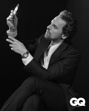 Metin Akdülger Instagram - "Varoluşunu anlamlandırmak istiyorsun ve en anlamlı geldiği yerde sürekli durmak istiyorsun. Benim için orası bir sayfa, bir sahne." @metinakdulger kapak hikayesiyle #GQSonbahar2022 çıktı. 

Kreatif Direktör: @deryagursel_
Yazı: @yiituna
Fotoğraf: @emreunalstudio
Moda Editörü: @erkanaltunay
Sanat Yönetmeni: @onureraybar
Saat: #SantosdeCartier @cartier