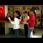 Metin Yıldız Instagram - Suriyeli Çocuklarımızla Tiyatro çalıştık.. kamplarını gezdik.. yüreklerini gördük.. dili, dini ırkı, ne olursa olsun çocuk çocuktur.. sevgili @gulizarokur @akifokur ve emeği geçen herkese teşekkür ediyorum.. #çocuk #tiyatro
