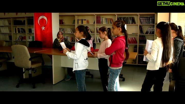Metin Yıldız Instagram - Suriyeli Çocuklarımızla Tiyatro çalıştık.. kamplarını gezdik.. yüreklerini gördük.. dili, dini ırkı, ne olursa olsun çocuk çocuktur.. sevgili @gulizarokur @akifokur ve emeği geçen herkese teşekkür ediyorum.. #çocuk #tiyatro