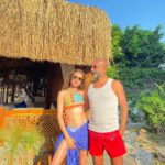 Metin Yıldız Instagram - Tanımaktan onur duyduğum çok değerli abim üstadım sevgili Karizma Cahite @cahitoztok01 amisafirperverliği için ve tüm @jadorebeachrestaurant ve @casajavoi personeline güler yüzleri ve nezaketlerinden ötürü çok çok teşekkür ediyorum ⭐️❤️⭐️🧿💙 @jadorebeachrestaurant @ceylanyilmaz__ Casa Ja Voi