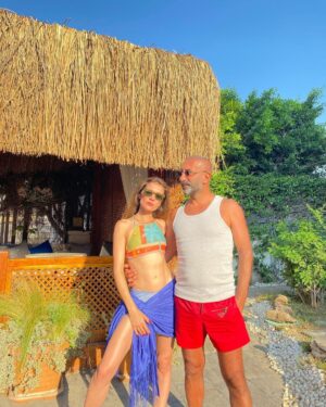 Metin Yıldız Instagram - Tanımaktan onur duyduğum çok değerli abim üstadım sevgili Karizma Cahite @cahitoztok01 amisafirperverliği için ve tüm @jadorebeachrestaurant ve @casajavoi personeline güler yüzleri ve nezaketlerinden ötürü çok çok teşekkür ediyorum ⭐️❤️⭐️🧿💙 @jadorebeachrestaurant  @ceylanyilmaz__