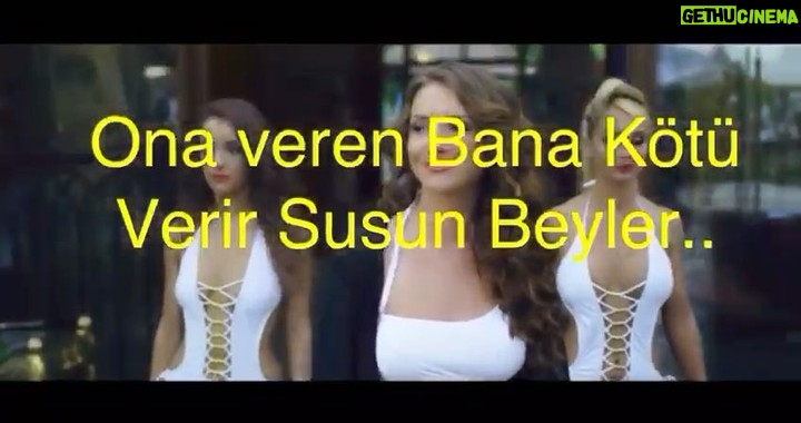 Metin Yıldız Instagram - Bana mı öyle geliyor:) #otilia #bilionera #müzik #yabancı #şarkı #öyledüşünmeniziistemiyorum #mizah #şarkısözü montajda büyük emek veren @gozdekyra ya teşekkürler❤️ #voice #woman #transformation #transport #england #english #türkiye #türk #red