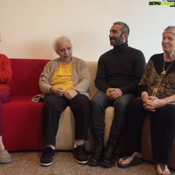 Metin Yıldız Instagram - Bağzen de sustuk:) tek kişilk oyunum Öyle Düşünmenizi İstemiyorum"u bütün huzur evlerinde ücretsiz oynuyorum teşekkürler @semabkmz #yaşlılargülsündiye #huzurevi #huzureviziyareti #öyledüşünmeniziistemiyorum #oyun