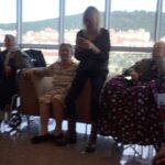 Metin Yıldız Instagram - Hayatın özeti Ahmet amcadan:) tek kişilik oyunum Öyle Düşünmenizi İstemiyorum"u bütün huzır evlerinde ücret almadan oynamaya devam edicem.. desteğini esirgemeyen @semabkmz teşekkürler #yaşlılargülsündiye #huzurevi #huzureviziyareti #öyledüşünmeniziistemiyorum #oyun #yaşlılargülsündiye