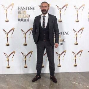 Metin Yıldız Instagram - Altın kelebek ödül töreninden" kelebekler özgürdür:) #altinkelebek #ödültöreni her zaman yakışan ve yakıştıranı yapan #ravmen Cavit Bağcivan"a teşekkürler"