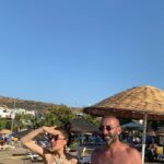 Metin Yıldız Instagram - Ona Küçük Sürprizler Yapın :) #sürpriz #surprise #yat #kayık #tatil #plajmodası #plaj #beach #bodrum #türkbükü #türkbükübodrum #keşfet #keşfetteyiz #kesfet #kesfetteyiz #komik #komedi #şaka #mizah @ceylanyilmaz__ Casa Ja Voi