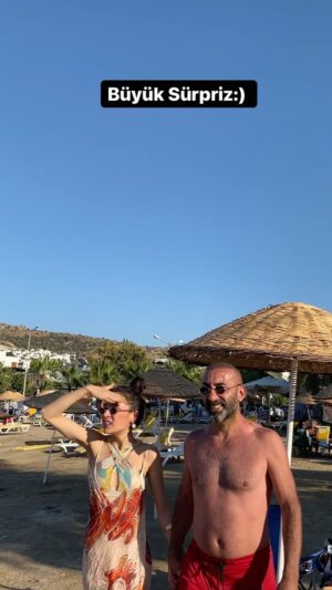Metin Yıldız Instagram - Ona Küçük Sürprizler Yapın :) #sürpriz #surprise #yat #kayık #tatil #plajmodası #plaj #beach #bodrum #türkbükü #türkbükübodrum #keşfet #keşfetteyiz #kesfet #kesfetteyiz #komik #komedi #şaka #mizah @ceylanyilmaz__