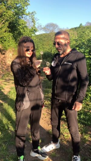 Metin Yıldız Instagram - Bu oyunu bilen var mı acaba :) #köy #fatsa #ılıca #sarmaşık #kesfet #kesfetteyiz #şaka #oyun #paraşüt #mizah @ceylanyilmaz__