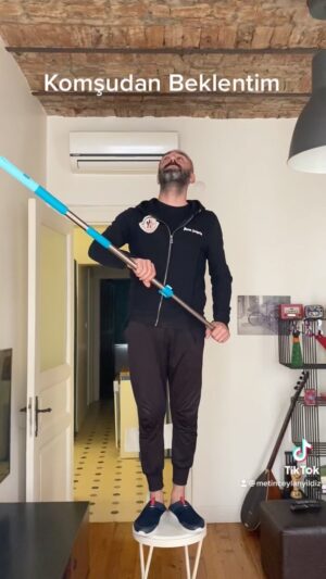 Metin Yıldız Instagram - Komşudan Beklentim:) #müzik #komşu #üstkat #ahmetkaya #şarkı #şaka #komik #komedi #saka #keşfetteyiz #keşfet