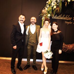 Metin Yıldız Instagram - Can dostum kardeşim samimiyeti duruşu adamlığı saymakla bitmez @karadag_engin_  ve can yengem @aylin_mustafa_kemal_engin varlığınız mutluluğumuz.. ⭐️❤️⭐️ @isbilencelikyapi