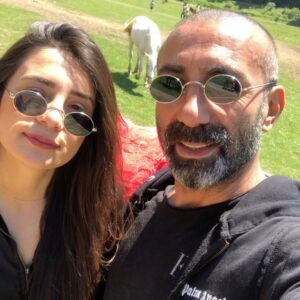 Metin Yıldız Instagram - Saa at aldım:)) @ceylanyilmaz__ #at #mizah #şaka #instagram #instagood #instalike @buyuk_abant_oteli #abant