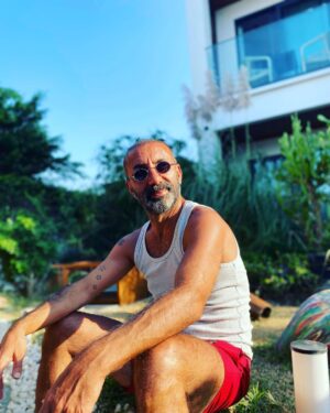 Metin Yıldız Instagram - Tanımaktan onur duyduğum çok değerli abim üstadım sevgili Karizma Cahite @cahitoztok01 amisafirperverliği için ve tüm @jadorebeachrestaurant ve @casajavoi personeline güler yüzleri ve nezaketlerinden ötürü çok çok teşekkür ediyorum ⭐️❤️⭐️🧿💙 @jadorebeachrestaurant  @ceylanyilmaz__
