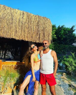Metin Yıldız Instagram - Tanımaktan onur duyduğum çok değerli abim üstadım sevgili Karizma Cahite @cahitoztok01 amisafirperverliği için ve tüm @jadorebeachrestaurant ve @casajavoi personeline güler yüzleri ve nezaketlerinden ötürü çok çok teşekkür ediyorum ⭐️❤️⭐️🧿💙 @jadorebeachrestaurant  @ceylanyilmaz__