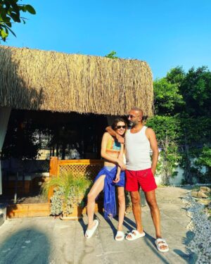 Metin Yıldız Instagram - Tanımaktan onur duyduğum çok değerli abim üstadım sevgili Karizma Cahite @cahitoztok01 amisafirperverliği için ve tüm @jadorebeachrestaurant ve @casajavoi personeline güler yüzleri ve nezaketlerinden ötürü çok çok teşekkür ediyorum ⭐️❤️⭐️🧿💙 @jadorebeachrestaurant  @ceylanyilmaz__