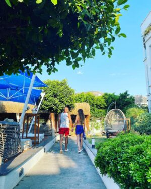 Metin Yıldız Instagram - Tanımaktan onur duyduğum çok değerli abim üstadım sevgili Karizma Cahite @cahitoztok01 amisafirperverliği için ve tüm @jadorebeachrestaurant ve @casajavoi personeline güler yüzleri ve nezaketlerinden ötürü çok çok teşekkür ediyorum ⭐️❤️⭐️🧿💙 @jadorebeachrestaurant  @ceylanyilmaz__