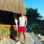 Metin Yıldız Instagram - Tanımaktan onur duyduğum çok değerli abim üstadım sevgili Karizma Cahite @cahitoztok01 amisafirperverliği için ve tüm @jadorebeachrestaurant ve @casajavoi personeline güler yüzleri ve nezaketlerinden ötürü çok çok teşekkür ediyorum ⭐️❤️⭐️🧿💙 @jadorebeachrestaurant @ceylanyilmaz__ Casa Ja Voi