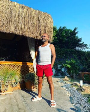 Metin Yıldız Instagram - Tanımaktan onur duyduğum çok değerli abim üstadım sevgili Karizma Cahite @cahitoztok01 amisafirperverliği için ve tüm @jadorebeachrestaurant ve @casajavoi personeline güler yüzleri ve nezaketlerinden ötürü çok çok teşekkür ediyorum ⭐️❤️⭐️🧿💙 @jadorebeachrestaurant  @ceylanyilmaz__