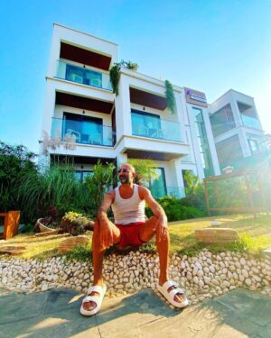 Metin Yıldız Instagram - Tanımaktan onur duyduğum çok değerli abim üstadım sevgili Karizma Cahite @cahitoztok01 amisafirperverliği için ve tüm @jadorebeachrestaurant ve @casajavoi personeline güler yüzleri ve nezaketlerinden ötürü çok çok teşekkür ediyorum ⭐️❤️⭐️🧿💙 @jadorebeachrestaurant  @ceylanyilmaz__