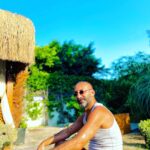 Metin Yıldız Instagram - Tanımaktan onur duyduğum çok değerli abim üstadım sevgili Karizma Cahite @cahitoztok01 amisafirperverliği için ve tüm @jadorebeachrestaurant ve @casajavoi personeline güler yüzleri ve nezaketlerinden ötürü çok çok teşekkür ediyorum ⭐️❤️⭐️🧿💙 @jadorebeachrestaurant @ceylanyilmaz__ Casa Ja Voi
