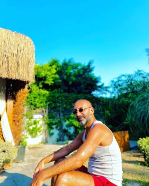 Metin Yıldız Instagram - Tanımaktan onur duyduğum çok değerli abim üstadım sevgili Karizma Cahite @cahitoztok01 amisafirperverliği için ve tüm @jadorebeachrestaurant ve @casajavoi personeline güler yüzleri ve nezaketlerinden ötürü çok çok teşekkür ediyorum ⭐️❤️⭐️🧿💙 @jadorebeachrestaurant  @ceylanyilmaz__