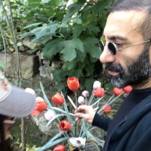 Metin Yıldız Instagram - Bu da gokmuyo :) @birbaskadirnetflix  o malum sahne üzerine kokulu bir şaka:) @ceylanyilmaz__  #birbaşkadır #dizi #netflix