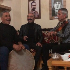 Metin Yıldız Instagram - Bu şarkıyı söylemek için kürtçe bilmeye gerek yokki:) Dengbejler; @mesutciziri @mecit_hoca @mala_dengbeje_cizire @diyar___aslan @abdurahman_dengbej sonsuz teşekkürler @bulentdurgunn @nuhun_gemisi_cudide @uskudaryapim @cizre_tanitim
