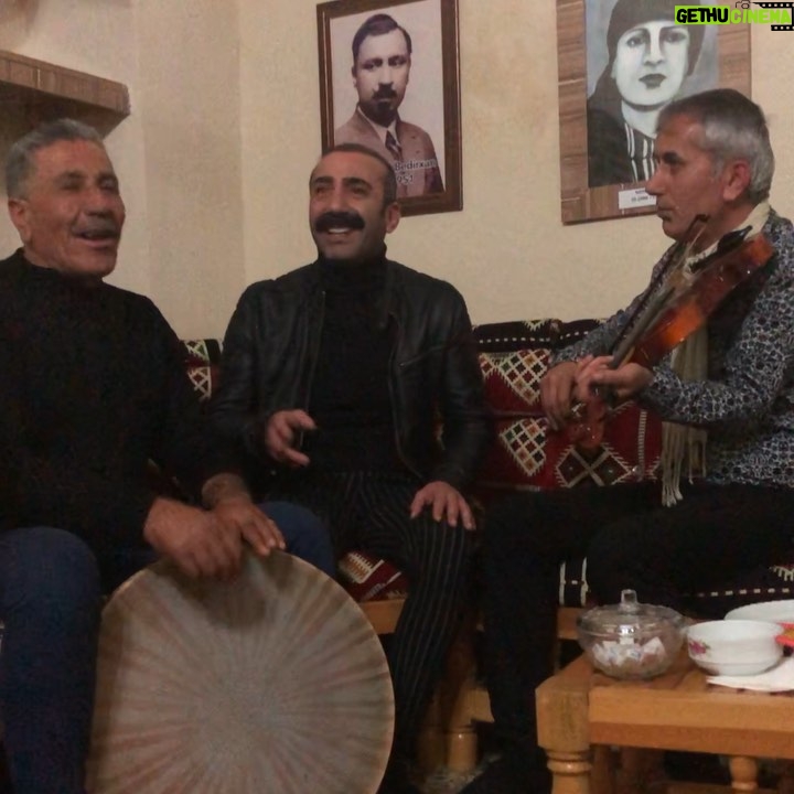 Metin Yıldız Instagram - Bu şarkıyı söylemek için kürtçe bilmeye gerek yokki:) Dengbejler; @mesutciziri @mecit_hoca @mala_dengbeje_cizire @diyar___aslan @abdurahman_dengbej sonsuz teşekkürler @bulentdurgunn @nuhun_gemisi_cudide @uskudaryapim @cizre_tanitim Cizre