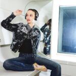 Mette Linturi Instagram - This pose is called 'Omg I have never seen walls this fascinating 😮' 📸 by @knownsource_official London, United Kingdom
