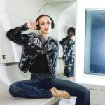 Mette Linturi Instagram - This pose is called 'Omg I have never seen walls this fascinating 😮' 📸 by @knownsource_official London, United Kingdom