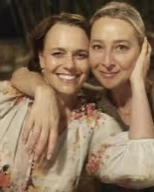 Mia Freedman Instagram - On @nofiltermamamia today….. it’s @asherkeddieofficial . Finally, this woman. Who I’ve admired from the moment I saw her in Love My Way playing a complicated, surprising, fascinating character called Julia. Look, it’s weird meeting someone really famous, whose work and face you know so well. 
And learning about who the actual person is. Parts of all those characters because she brought them to life  but also uniquely herself. 
The day we met - our first date really because if there hadn’t been chemistry, she might not have agreed to come on board @strife_tvshow as the star and also join us as an Executive Producer.
Holy moly. There is so much to say and you can hear it all now on @nofiltermamamia . 
Run don’t walk. Like this: 🏃‍♀️🏃‍♀️🏃‍♀️🏃‍♀️🏃‍♀️🏃‍♀️🏃🏻‍♀️