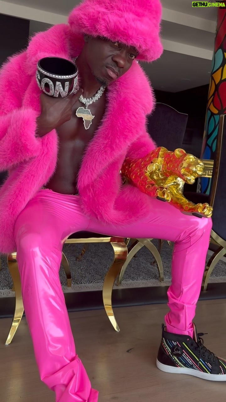 Michael Blackson Instagram - 😂 My Ghana 🇬🇭 G @michaelblackson Love always ❤️ Google assignment …. #MYG 👬🏿