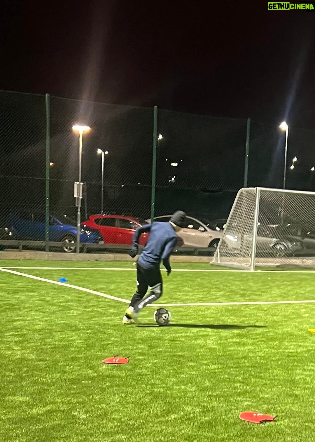 Michael Brinkenstjärna Instagram - Helg - YeZ ! Fredag , Lördag , Söndag ! Vila - Nej 👊 Hårdträning - YeZ ! Sol - 6 grader 🔥 Snö - Nej ! Ingenting kommer Gratis 🥊 Milo Celeste- Djurgårdens IF #fotboll #djurgården #milo #thebrinksfamily #mylife #instagram #instagood Hjorthagen, Stockholms Län, Sweden