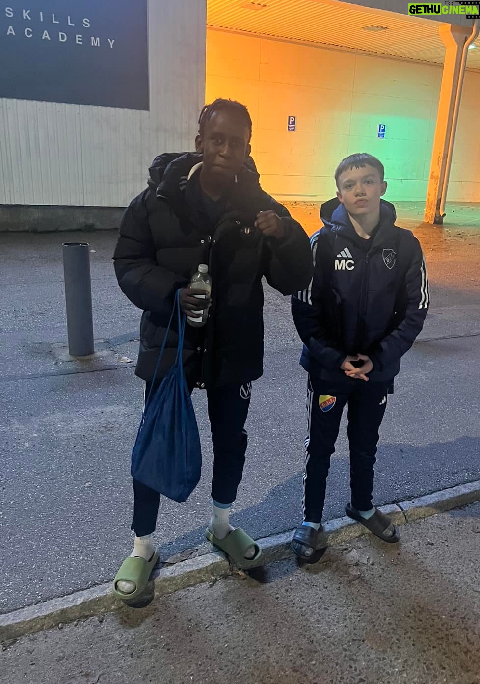 Michael Brinkenstjärna Instagram - Helg - YeZ ! Fredag , Lördag , Söndag ! Vila - Nej 👊 Hårdträning - YeZ ! Sol - 6 grader 🔥 Snö - Nej ! Ingenting kommer Gratis 🥊 Milo Celeste- Djurgårdens IF #fotboll #djurgården #milo #thebrinksfamily #mylife #instagram #instagood Hjorthagen, Stockholms Län, Sweden