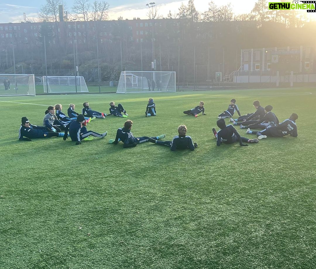 Michael Brinkenstjärna Instagram - Helg - YeZ ! Fredag , Lördag , Söndag ! Vila - Nej 👊 Hårdträning - YeZ ! Sol - 6 grader 🔥 Snö - Nej ! Ingenting kommer Gratis 🥊 Milo Celeste- Djurgårdens IF #fotboll #djurgården #milo #thebrinksfamily #mylife #instagram #instagood Hjorthagen, Stockholms Län, Sweden