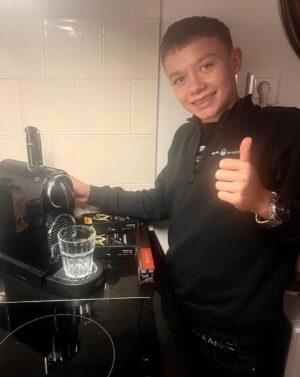 Michael Brinkenstjärna Instagram - Vad önskar sig en Kille som fyller 13 år med Italienska Rötter ❤️? Självklart en Kaffemaskin 👊#kaffe #capuchino #late #instagood #birthday #milo #brink #brinkenstjärna #thebrinksfamily #coffee #son
