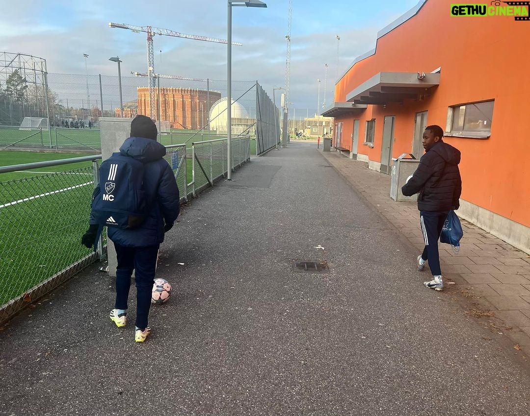 Michael Brinkenstjärna Instagram - Helg - YeZ ! Fredag , Lördag , Söndag ! Vila - Nej 👊 Hårdträning - YeZ ! Sol - 6 grader 🔥 Snö - Nej ! Ingenting kommer Gratis 🥊 Milo Celeste- Djurgårdens IF #fotboll #djurgården #milo #thebrinksfamily #mylife #instagram #instagood Hjorthagen, Stockholms Län, Sweden