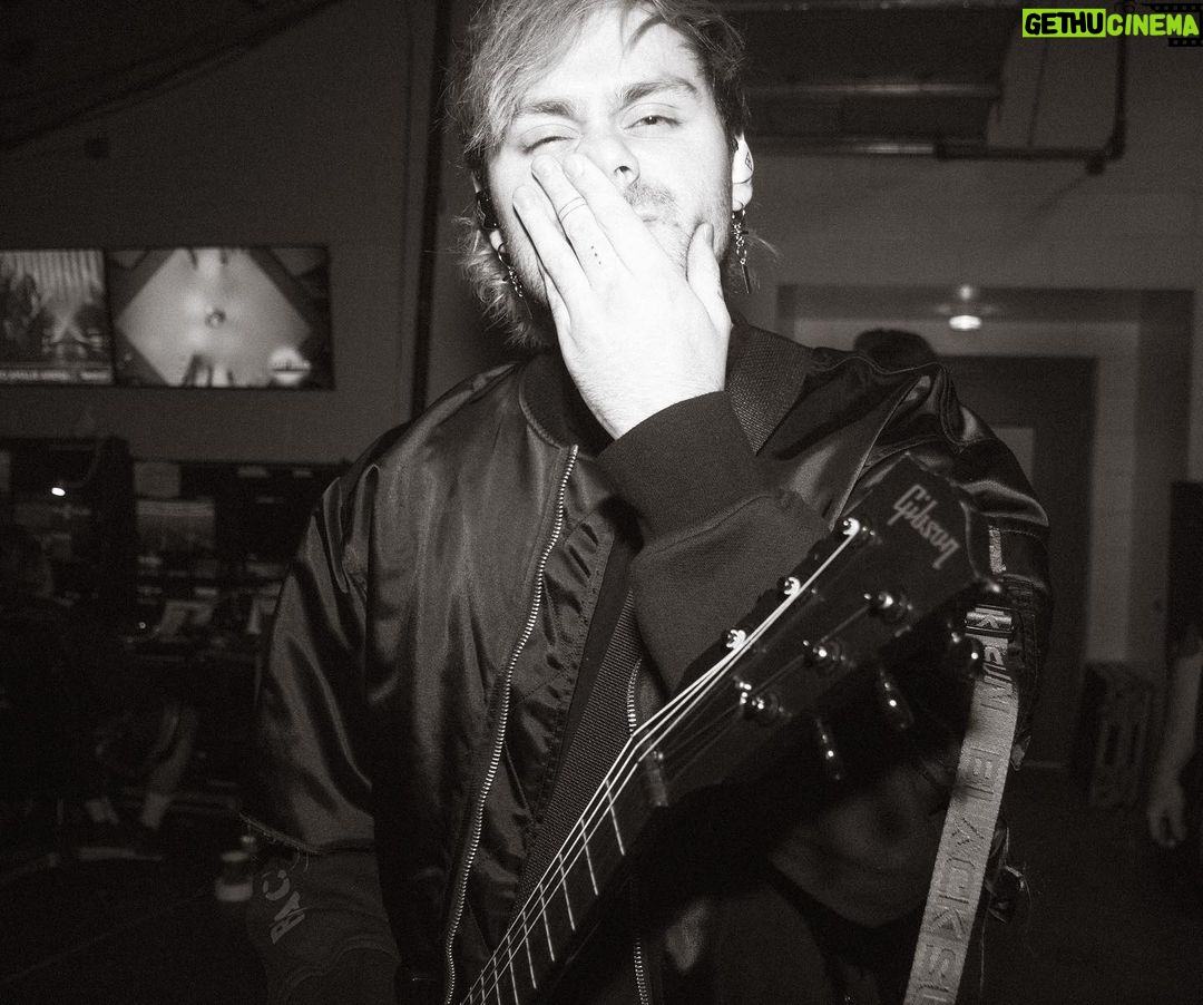 Michael Clifford Instagram - I truly do not know what to caption this