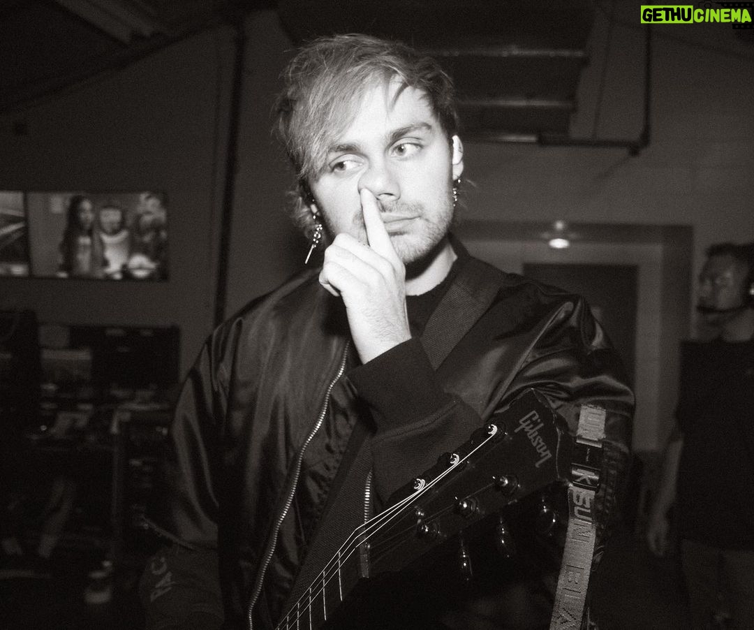 Michael Clifford Instagram - I truly do not know what to caption this