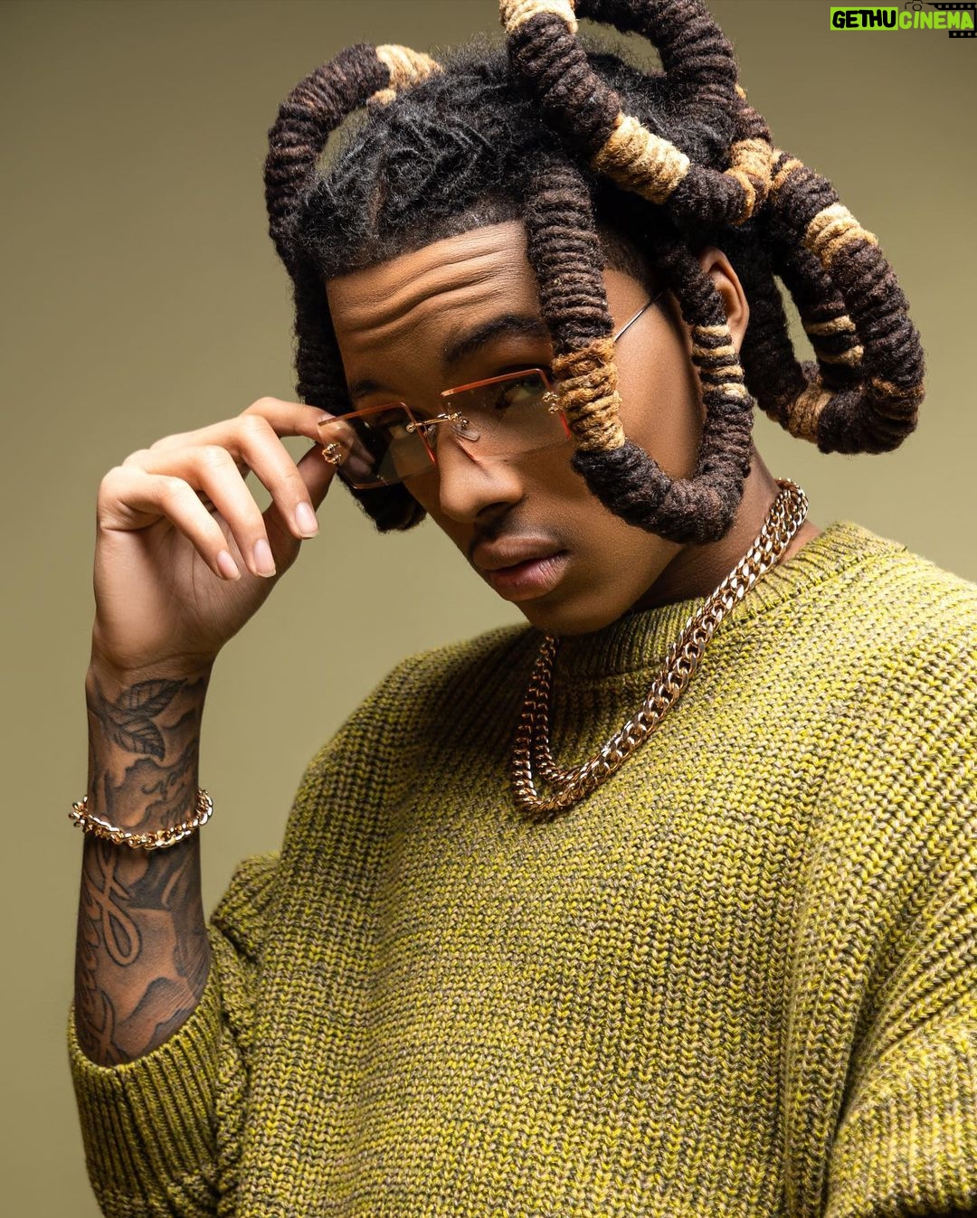 Michael Epps - 165.5K Likes - In order to do great things, you must be Unafraid to Recreate Yourself
Photographer: @mrblakemartin
On Set Stylist: @infinitelocke
Hair: @ajknowshair
Makeup: @bold_personality_beauty