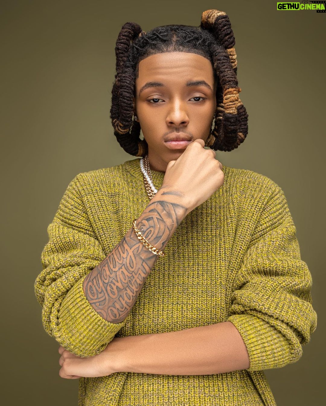 Michael Epps - 165.5K Likes - In order to do great things, you must be Unafraid to Recreate Yourself
Photographer: @mrblakemartin
On Set Stylist: @infinitelocke
Hair: @ajknowshair
Makeup: @bold_personality_beauty
